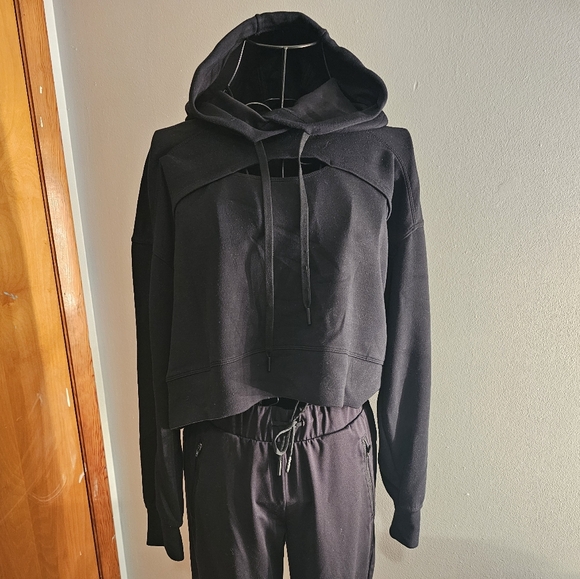 Black cropped hoodie with keyhole in front - Picture 1 of 3
